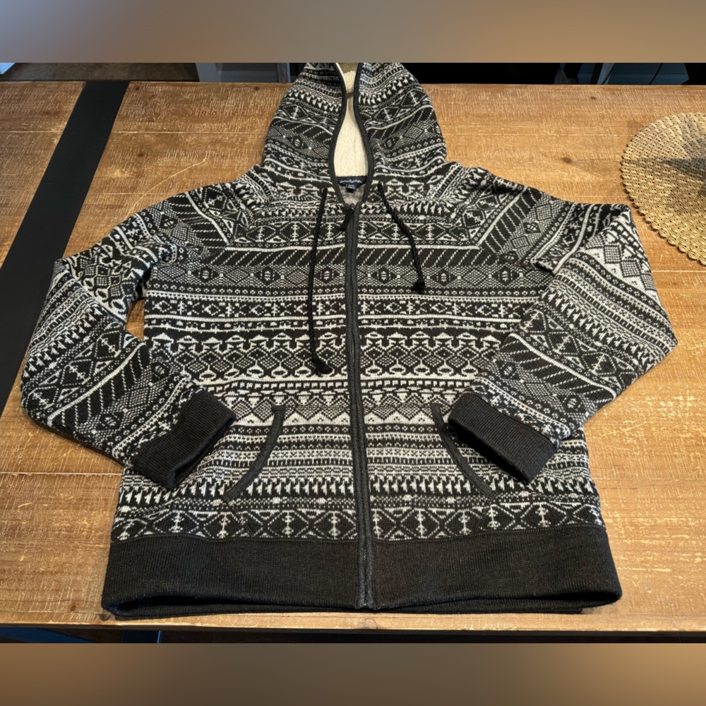 American Eagle Knit Black & White Aztec
Print Zip Up hoodie